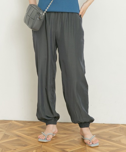 UR Lab.(アーバンリサーチラボ)の「サテンジョガーパンツ(その他パンツ・レディース・ブラック/チャコールグレー/ライトブラウン・FREE)」の3枚目の写真