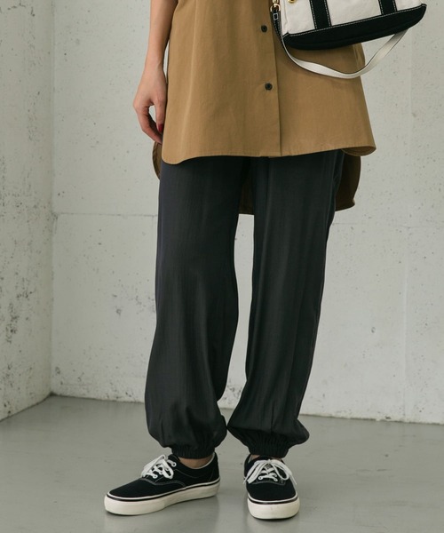 UR Lab.(アーバンリサーチラボ)の「サテンジョガーパンツ(その他パンツ・レディース・ブラック/チャコールグレー/ライトブラウン・FREE)」の2枚目の写真