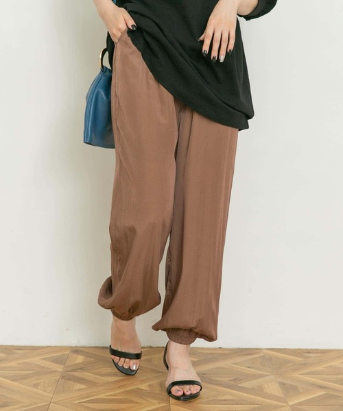 UR Lab.(アーバンリサーチラボ)の「サテンジョガーパンツ(その他パンツ・レディース・ブラック/チャコールグレー/ライトブラウン・FREE)」の4枚目の写真