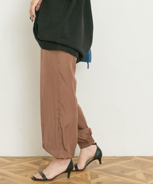 UR Lab.(アーバンリサーチラボ)の「サテンジョガーパンツ(その他パンツ・レディース・ブラック/チャコールグレー/ライトブラウン・FREE)」の13枚目の写真