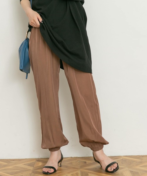 UR Lab.(アーバンリサーチラボ)の「サテンジョガーパンツ(その他パンツ・レディース・ブラック/チャコールグレー/ライトブラウン・FREE)」の16枚目の写真