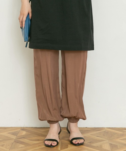 UR Lab.(アーバンリサーチラボ)の「サテンジョガーパンツ(その他パンツ・レディース・ブラック/チャコールグレー/ライトブラウン・FREE)」の22枚目の写真