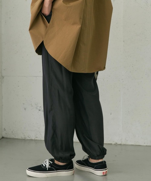 UR Lab.(アーバンリサーチラボ)の「サテンジョガーパンツ(その他パンツ・レディース・ブラック/チャコールグレー/ライトブラウン・FREE)」の10枚目の写真