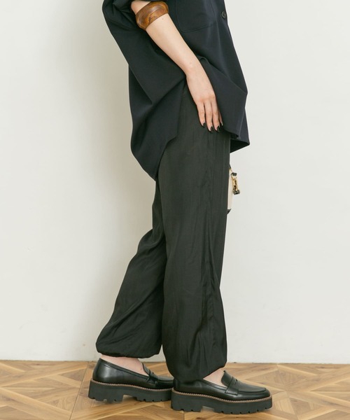 UR Lab.(アーバンリサーチラボ)の「サテンジョガーパンツ(その他パンツ・レディース・ブラック/チャコールグレー/ライトブラウン・FREE)」の14枚目の写真