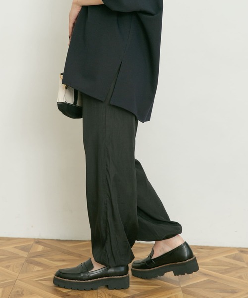 UR Lab.(アーバンリサーチラボ)の「サテンジョガーパンツ(その他パンツ・レディース・ブラック/チャコールグレー/ライトブラウン・FREE)」の17枚目の写真