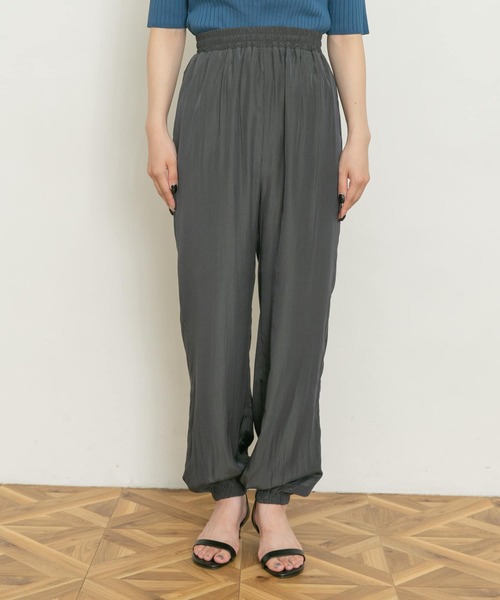 UR Lab.(アーバンリサーチラボ)の「サテンジョガーパンツ(その他パンツ・レディース・ブラック/チャコールグレー/ライトブラウン・FREE)」の6枚目の写真