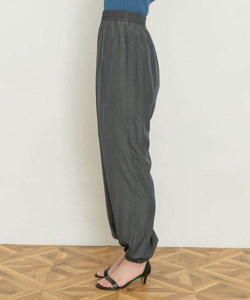 UR Lab.(アーバンリサーチラボ)の「サテンジョガーパンツ(その他パンツ・レディース・ブラック/チャコールグレー/ライトブラウン・FREE)」の15枚目の写真