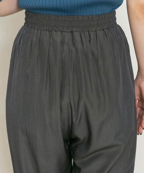 UR Lab.(アーバンリサーチラボ)の「サテンジョガーパンツ(その他パンツ・レディース・ブラック/チャコールグレー/ライトブラウン・FREE)」の9枚目の写真