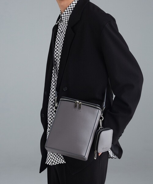 tk.TAKEO KIKUCHI(ティーケータケオキクチ)の「◆ZIPスクエアショルダーバッグ(ショルダーバッグ・メンズ・ブラック/グレー・00)」の1枚目の写真