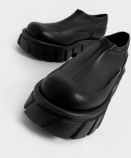 CHARLES & KEITH(チャールズ & キース)の「Aberdeen アバディーン チャンキースニーカー(スニーカー・レディース・ブラック/クリーム・22.5cm/23cm/23.5cm/24.5cm/25cm/25.5cm)」の4枚目の写真