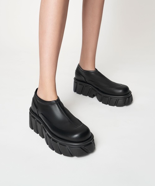 CHARLES & KEITH(チャールズ & キース)の「Aberdeen アバディーン チャンキースニーカー(スニーカー・レディース・ブラック/クリーム・22.5cm/23cm/23.5cm/24.5cm/25cm/25.5cm)」の9枚目の写真