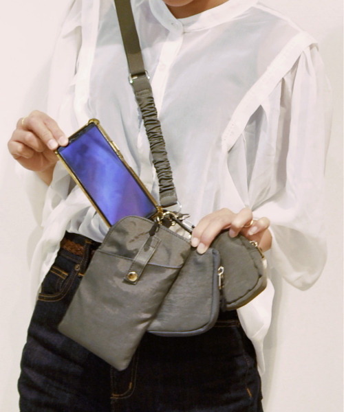 cache cache(カシュ カシュ)の「カシュカシュ cachecache / バンジーコードナイロンスマホショルダー(ショルダーバッグ・レディース・アイボリー/ブラック/グレー/レオパード/カモフラージュ/ベージュ・FREE)」の4枚目の写真