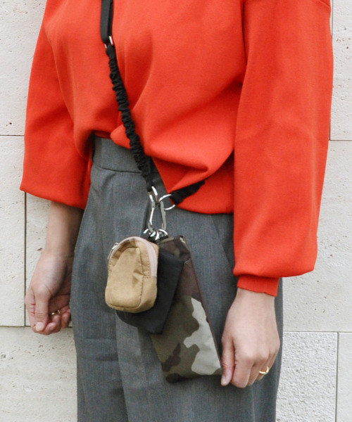 cache cache(カシュ カシュ)の「カシュカシュ cachecache / バンジーコードナイロンスマホショルダー(ショルダーバッグ・レディース・アイボリー/ブラック/グレー/レオパード/カモフラージュ/ベージュ・FREE)」の5枚目の写真