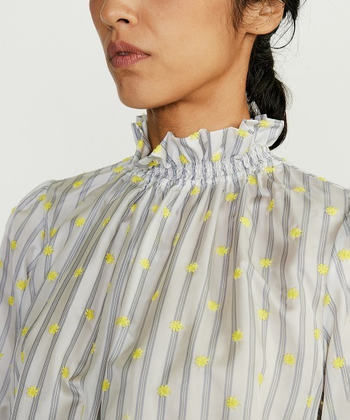 DOUBLE STANDARD CLOTHING（ダブルスタンダードクロージング）の「DSC/ フラワー刺繍ブラウス（シャツ/ブラウス・レディース・イエロー/オフホワイト・36/38）」の5枚目の写真