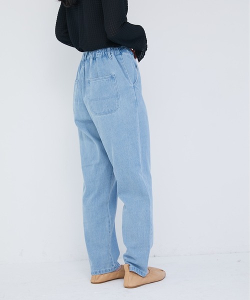 ECRIRE(エクリール)の「リラックステーパードデニムパンツ(デニムパンツ・レディース・ブルー/ネイビー/サックスブルー・L/M)」の2枚目の写真