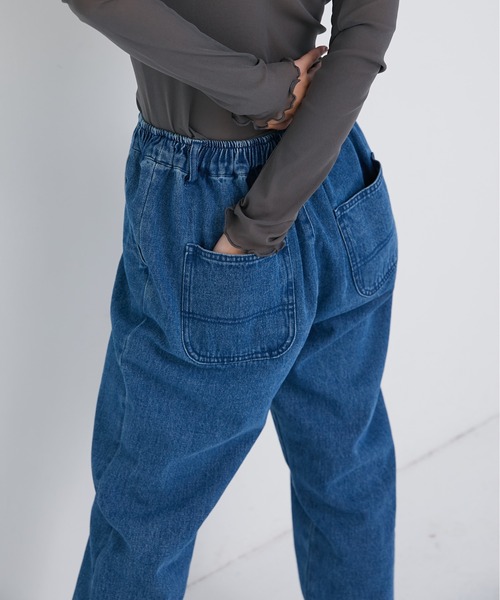ECRIRE(エクリール)の「リラックステーパードデニムパンツ(デニムパンツ・レディース・ブルー/ネイビー/サックスブルー・L/M)」の12枚目の写真