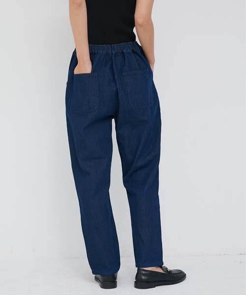 ECRIRE(エクリール)の「リラックステーパードデニムパンツ(デニムパンツ・レディース・ブルー/ネイビー/サックスブルー・L/M)」の14枚目の写真