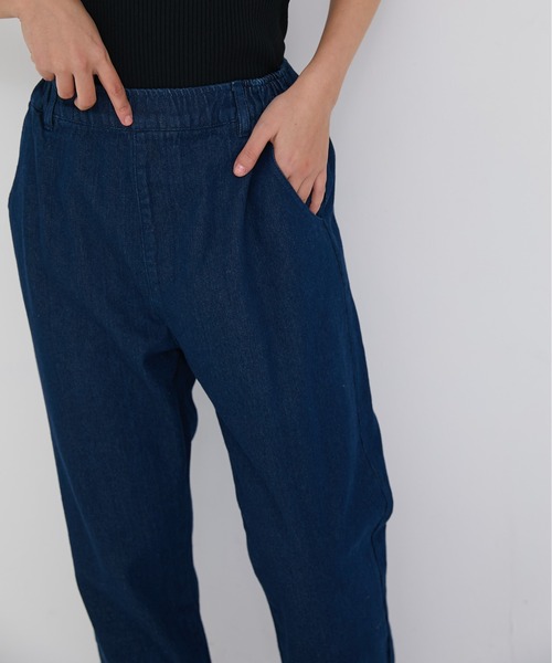 ECRIRE(エクリール)の「リラックステーパードデニムパンツ(デニムパンツ・レディース・ブルー/ネイビー/サックスブルー・L/M)」の15枚目の写真