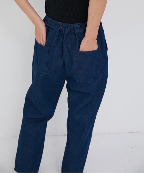 ECRIRE(エクリール)の「リラックステーパードデニムパンツ(デニムパンツ・レディース・ブルー/ネイビー/サックスブルー・L/M)」の16枚目の写真