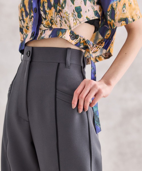 UNITED TOKYO（ユナイテッドトウキョウ）の「ラインデザインパンツ-ウォッシャブル-（スラックス・レディース・ブラック/グレー・1/2）」の7枚目の写真