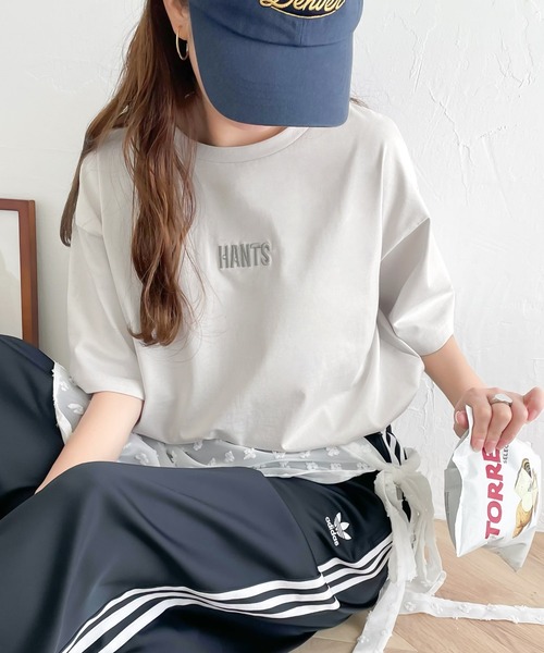 classicalelf（クラシカルエルフ）の「コーデを上品に魅せる。接触冷感立体刺繍Tシャツ（Tシャツ/カットソー・レディース・ブルー/オフホワイト/ブラック/グレイッシュベージュ/グリーン・LARGE/MEDIUM/SMALL/X-LARGE）」の8枚目の写真