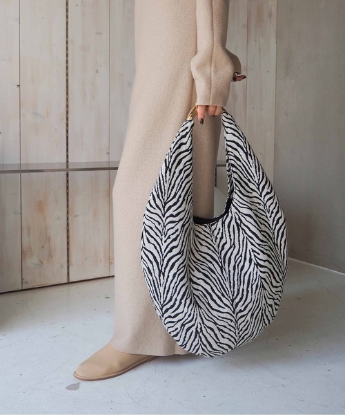 LE VERNIS（ル・ベルニ）の「LE VERNIS(ル・ベルニ)Sculpture bag M（トートバッグ・レディース・ゼブラ/ミント/クリーム/ホワイト/ブラック・FREE）」の5枚目の写真