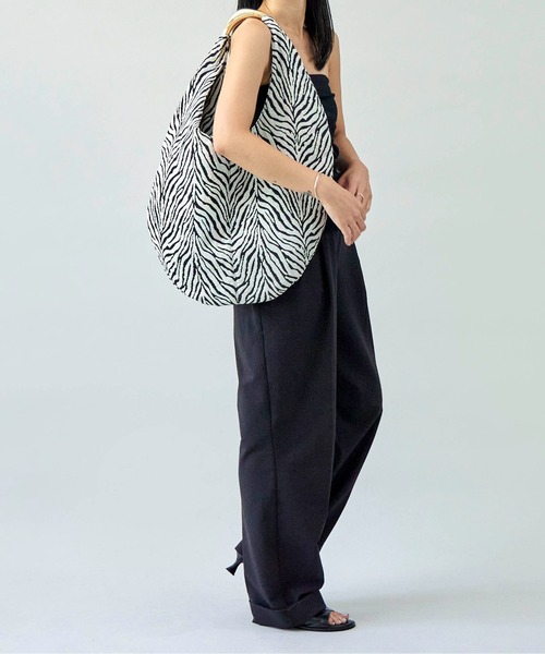 LE VERNIS(ル・ベルニ)の「LE VERNIS(ル・ベルニ)Sculpture bag M(トートバッグ・レディース・ゼブラ/ミント/クリーム/ホワイト/ブラック・FREE)」の22枚目の写真