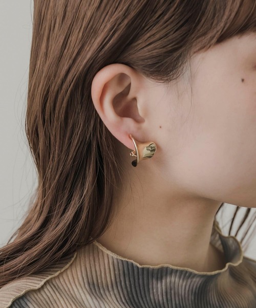 SMELLY（スメリー）の「ワープトメタルイヤリング（イヤリング・レディース・ゴールド・-）」の2枚目の写真