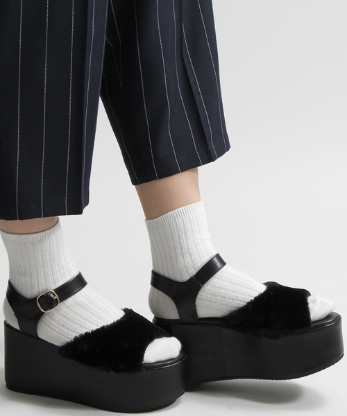 WEGO（ウィゴー）の「WEGO/ファー厚底サンダル（サンダル・レディース・ホワイト/ブラック・MEDIUM/LARGE）」の2枚目の写真