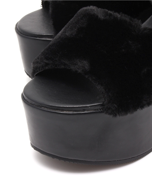 WEGO（ウィゴー）の「WEGO/ファー厚底サンダル（サンダル・レディース・ホワイト/ブラック・MEDIUM/LARGE）」の7枚目の写真