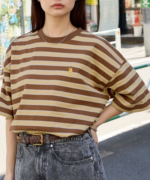 U.S. POLO ASSN.(ユーエスポロアッスン)の「U.S. POLO ASSN. 別注 ワンポイント刺繍 オーバーサイズ ボーダー半袖Tシャツ(Tシャツ/カットソー・レディース・オフホワイト/ブラック/ネイビー/ブラウン・L/M)」の3枚目の写真