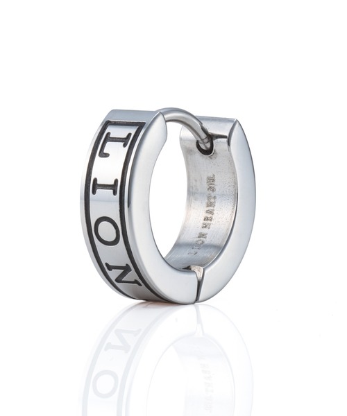 LION HEART(ライオンハート)の「【限定展開】“LH-1”ロゴフープピアス/サージカルステンレス(金属アレルギー対応)【LION HEART / ライオンハート】(ピアス(片耳用)・メンズ・シルバー×ブラック/シルバー・ONE SIZE)」の2枚目の写真