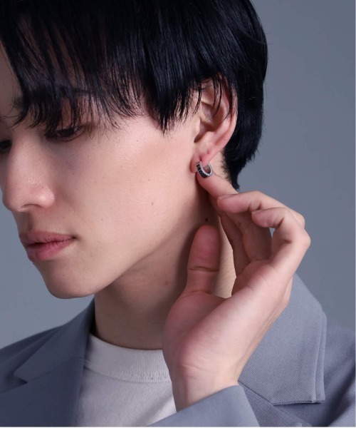 LION HEART(ライオンハート)の「【限定展開】“LH-1”ロゴフープピアス/サージカルステンレス(金属アレルギー対応)【LION HEART / ライオンハート】(ピアス(片耳用)・メンズ・シルバー×ブラック/シルバー・ONE SIZE)」の9枚目の写真