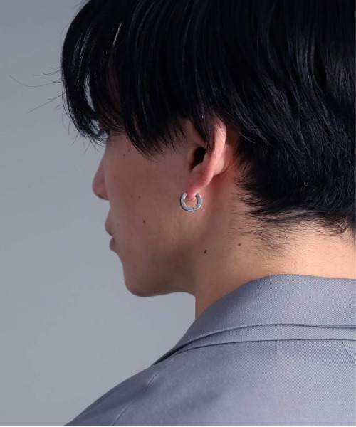 LION HEART(ライオンハート)の「【限定展開】“LH-1”ロゴフープピアス/サージカルステンレス(金属アレルギー対応)【LION HEART / ライオンハート】(ピアス(片耳用)・メンズ・シルバー×ブラック/シルバー・ONE SIZE)」の11枚目の写真