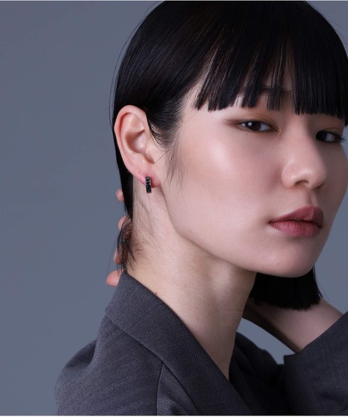 LION HEART(ライオンハート)の「【限定展開】“LH-1”ロゴフープピアス/サージカルステンレス(金属アレルギー対応)【LION HEART / ライオンハート】(ピアス(片耳用)・メンズ・シルバー×ブラック/シルバー・ONE SIZE)」の3枚目の写真