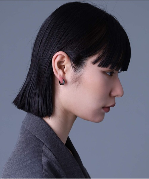 LION HEART(ライオンハート)の「【限定展開】“LH-1”ロゴフープピアス/サージカルステンレス(金属アレルギー対応)【LION HEART / ライオンハート】(ピアス(片耳用)・メンズ・シルバー×ブラック/シルバー・ONE SIZE)」の4枚目の写真