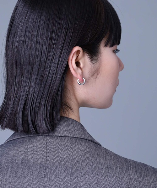 LION HEART(ライオンハート)の「【限定展開】“LH-1”ロゴフープピアス/サージカルステンレス(金属アレルギー対応)【LION HEART / ライオンハート】(ピアス(片耳用)・メンズ・シルバー×ブラック/シルバー・ONE SIZE)」の5枚目の写真