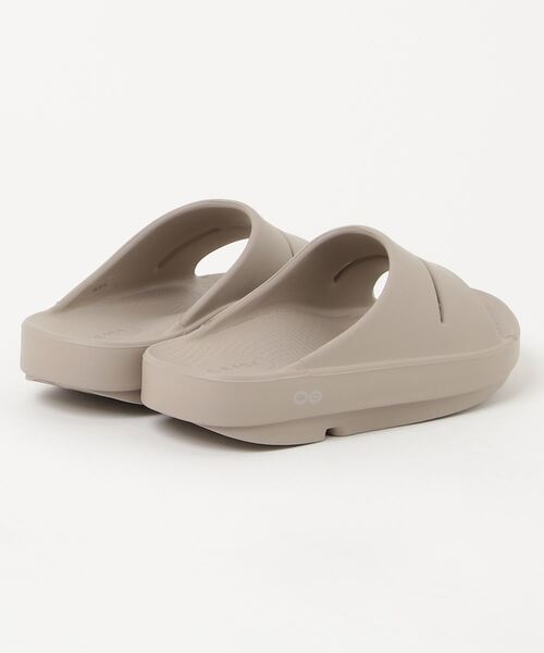 OOFOS（ウーフォス）の「ウーフォス OOFOS OOahh_Slate（サンダル・メンズ・ベージュ・25.0cm/26.0cm/27.0cm/29.0cm/23.0cm/24.0cm/28.0cm）」の2枚目の写真