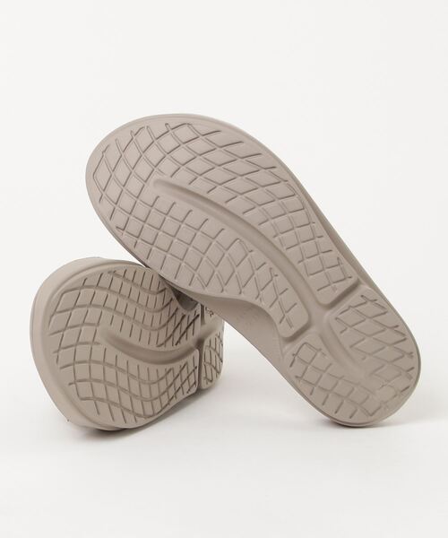 OOFOS（ウーフォス）の「ウーフォス OOFOS OOahh_Slate（サンダル・メンズ・ベージュ・25.0cm/26.0cm/27.0cm/29.0cm/23.0cm/24.0cm/28.0cm）」の3枚目の写真