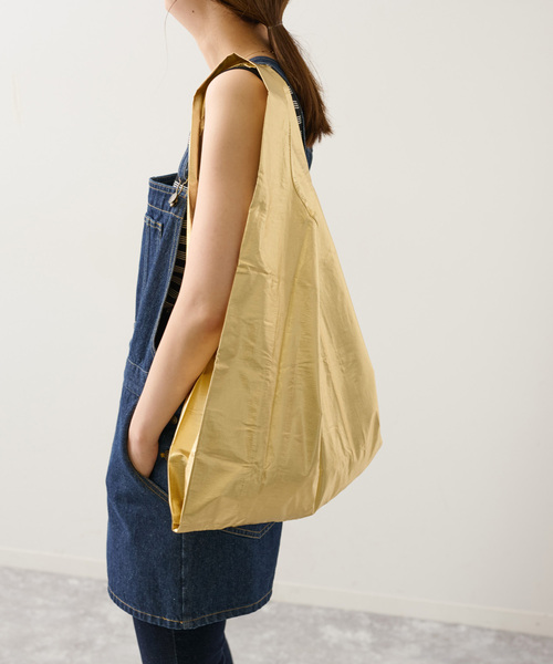 U by SPICK&SPAN（ユーバイスピックアンドスパン）の「【BAGGU/バグゥ】 Standard Baggu Metallic（ハンドバッグ・レディース・ゴールド・FREE）」の11枚目の写真