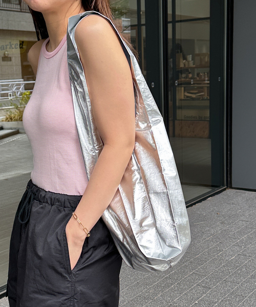 U by SPICK&SPAN（ユーバイスピックアンドスパン）の「【BAGGU/バグゥ】 Standard Baggu Metallic（ハンドバッグ・レディース・ゴールド・FREE）」の13枚目の写真