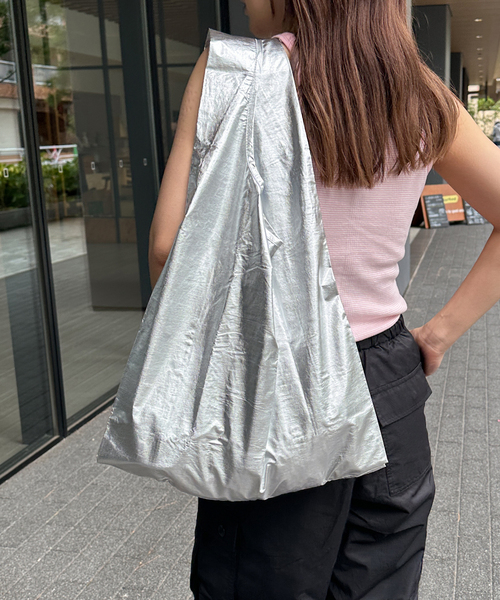 U by SPICK&SPAN（ユーバイスピックアンドスパン）の「【BAGGU/バグゥ】 Standard Baggu Metallic（ハンドバッグ・レディース・ゴールド・FREE）」の14枚目の写真