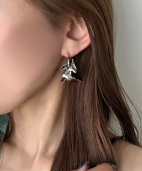 apres jour mignon(アプレジュールミニョン)の「【apresjour mignon×ARIAZ】ニュアンスフラワーピアス(ピアス(両耳用)・レディース・ゴールド/シルバー・ONESIZE)」の4枚目の写真