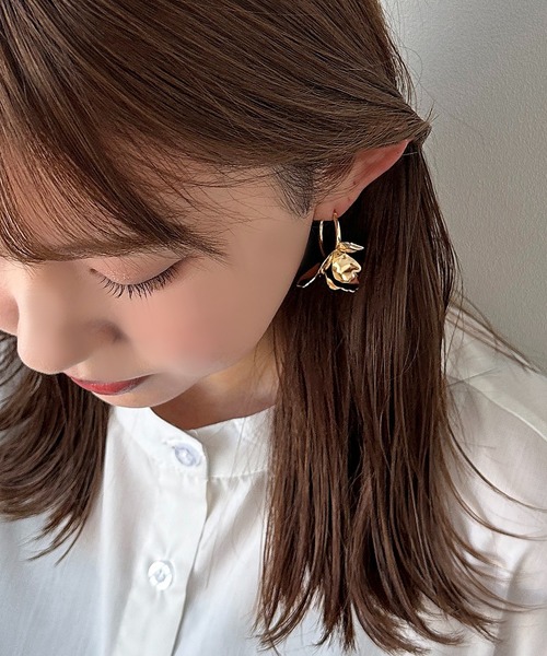 apres jour mignon(アプレジュールミニョン)の「【apresjour mignon×ARIAZ】ニュアンスフラワーピアス(ピアス(両耳用)・レディース・ゴールド/シルバー・ONESIZE)」の6枚目の写真