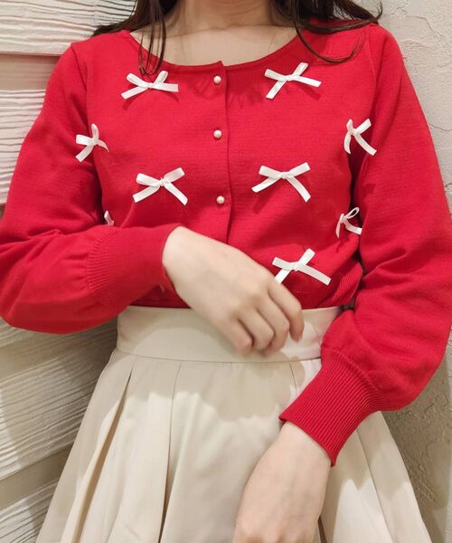 MAJESTIC LEGON(マジェスティックレゴン)の「プチリボンニットカーディガン(カーディガン/ボレロ・レディース・レッド・MEDIUM)」の1枚目の写真