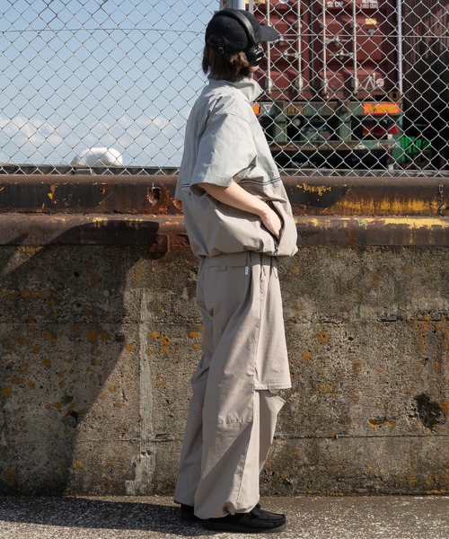 Perushu（ペルーシュ）の「スタンドネックリフレクター付きテックブルゾンシャツ（その他トップス・メンズ・ダークオリーブ/ブラック/グレイッシュベージュ・MEDIUM/LARGE）」の22枚目の写真