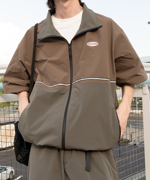 Perushu（ペルーシュ）の「スタンドネックリフレクター付きテックブルゾンシャツ（その他トップス・メンズ・ダークオリーブ/ブラック/グレイッシュベージュ・MEDIUM/LARGE）」の16枚目の写真