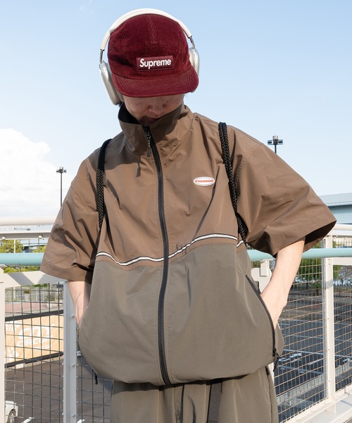 Perushu（ペルーシュ）の「スタンドネックリフレクター付きテックブルゾンシャツ（その他トップス・メンズ・ダークオリーブ/ブラック/グレイッシュベージュ・MEDIUM/LARGE）」の14枚目の写真