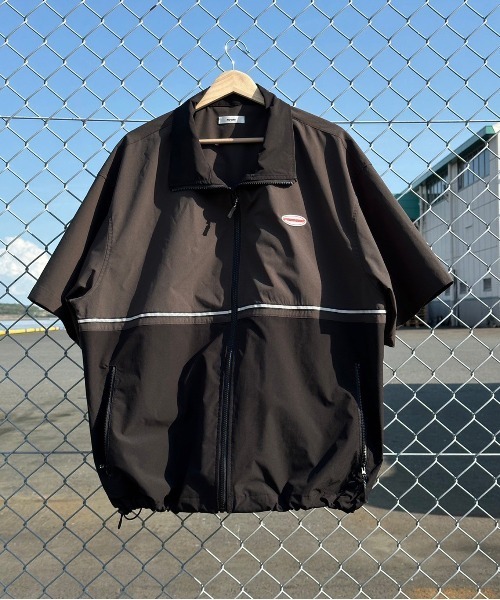 Perushu（ペルーシュ）の「スタンドネックリフレクター付きテックブルゾンシャツ（その他トップス・メンズ・ダークオリーブ/ブラック/グレイッシュベージュ・MEDIUM/LARGE）」の6枚目の写真