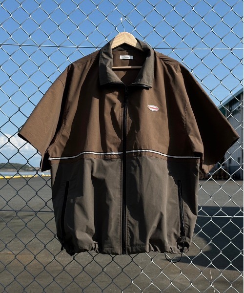 Perushu（ペルーシュ）の「スタンドネックリフレクター付きテックブルゾンシャツ（その他トップス・メンズ・ダークオリーブ/ブラック/グレイッシュベージュ・MEDIUM/LARGE）」の4枚目の写真